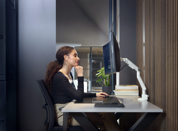 Ramię do monitora DM7120 – zdjęcie lifestylowe w biurze